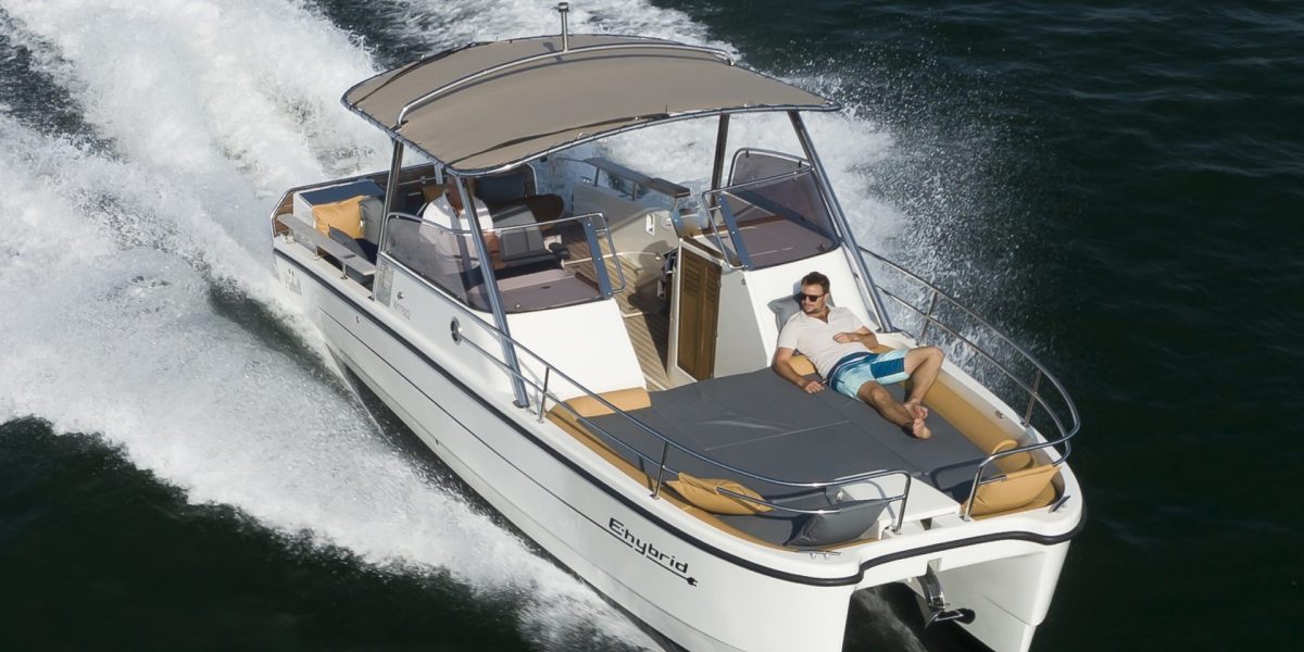 Bateau hybride Eco Calanques dans les Calanques de Marseille